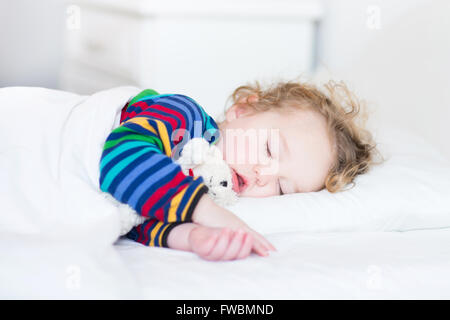 Niedliche schlafendes Kleinkind Mädchen in einem weißen Bett Stockfoto