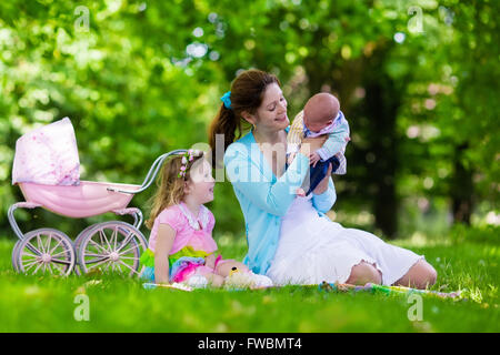 Familie mit Kindern, Picknick im Freien zu genießen. Mutter mit Säugling und Kleinkind Kind entspannen Sie in einem Park. Stockfoto