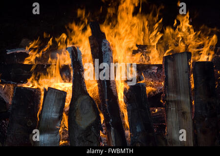 Protokolle, Holz Brennen auf als ein Scheiterhaufen, in einigen Fällen zeigt tieforange Glut und Kohlen Holz tief in extremer Hitze des Zentrums des Feuers bezeichnet werden könnte. Stockfoto