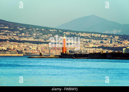 Naples-Leuchtturm und Vesuv. Neapel, Kampanien, Italien. Stockfoto