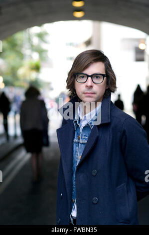 Porträt des Autors Travis Elborough unter London Brücke. Travis ist ein weithin veröffentlichten Schriftsteller. Stockfoto