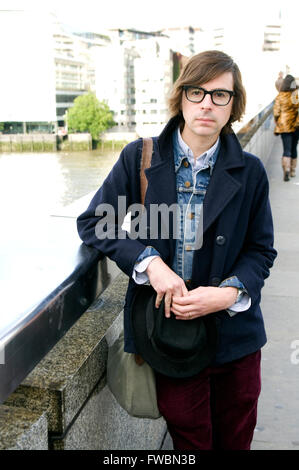 Porträt des Autors Travis Elborough auf London Bridge. Travis ist ein weithin veröffentlichten Schriftsteller. Stockfoto