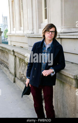 Porträt des Autors Travis Elborough auf London Bridge. Travis ist ein weithin veröffentlichten Schriftsteller. Stockfoto