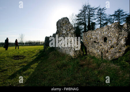 Wanderer eine Tour rund um den Steinkreis und Einzelsteine bekannt als die "Rollright Stones", ein Steinkreis der Jungsteinzeit auf einem Hügel in Oxfordshire, UK. Der Steinkreis wird berichtet, dass von Menschen rund um 12:00 vorgenommen wurden. Stockfoto