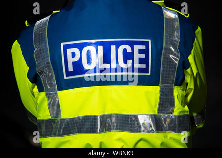 Polizist von hinten zeigen Zeichen Logo zu sehen. Stockfoto