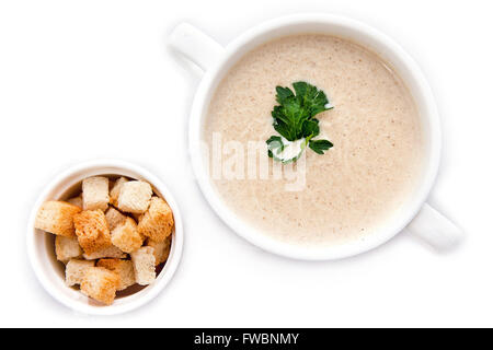 Champignon Cremesuppe isoliert auf weißem, Top Aussicht Stockfoto