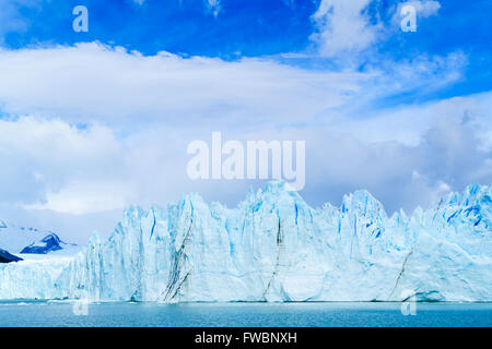 Blaues Eis Berg der Perito Moreno Gletscher im argentinischen Patagonien, Argentinien Stockfoto