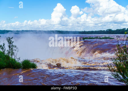 Iguazu Falls mit den Wassertröpfchen in der Luft schweben Stockfoto