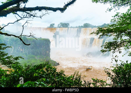 Iguazu-Wasserfälle an der argentinischen Grenze mit der touristischen Boot läuft Stockfoto