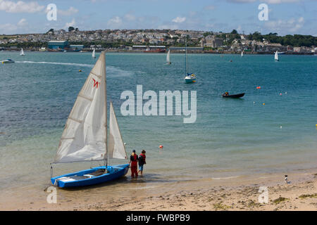 Vor Boote nehmen, das Wasser im Felsen eine kleine Stadt direkt gegenüber der Mündung des Flusses von Padstow an der kornischen Küste. Stockfoto