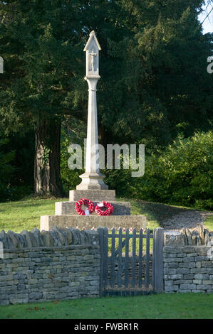 Eine kleine Gedenkstätte in einem lokalen Dorf zu Ehren der Männer, die ihr Leben während des großen Krieges, mit Mohn, Kreuze und Kränze. Stockfoto