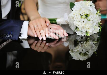 Braut und Bräutigam weiße Hochzeit bouquet Stockfoto