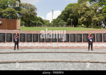 MALVINAS KRIEGERDENKMAL, BUENOS ARIES, ARGENTINA - CA. DEZEMBER 2015. Wachen in Uniform am Kriegerdenkmal Malvinas (Falkland) Stockfoto