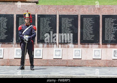 MALVINAS KRIEGERDENKMAL, BUENOS ARIES, ARGENTINA - CA. DEZEMBER 2015. Schützen Sie in Uniform am Kriegerdenkmal Malvinas (Falkland) Stockfoto