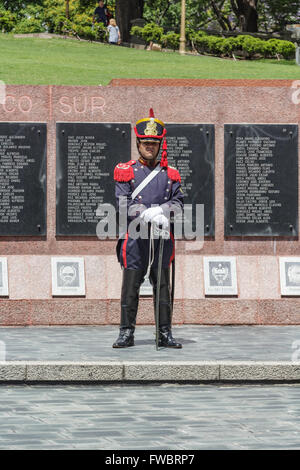 MALVINAS KRIEGERDENKMAL, BUENOS ARIES, ARGENTINA - CA. DEZEMBER 2015. Schützen Sie in Uniform am Kriegerdenkmal Malvinas (Falkland) Stockfoto