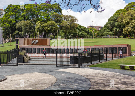 MALVINAS KRIEGERDENKMAL, BUENOS ARIES, ARGENTINA - CA. DEZEMBER 2015. Wachen in Uniform am Kriegerdenkmal Malvinas (Falkland) Stockfoto