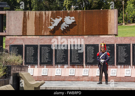 MALVINAS KRIEGERDENKMAL, BUENOS ARIES, ARGENTINA - CA. DEZEMBER 2015. Wachen in Uniform am Kriegerdenkmal Malvinas (Falkland) Stockfoto