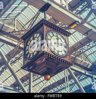 Retro-Bild der Vintage Uhr und Treffpunkt unter dem Glasdach der Glasgow Central Station Stockfoto