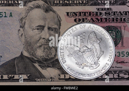 Amerikanisches Geld und Silbermünze Stockfoto