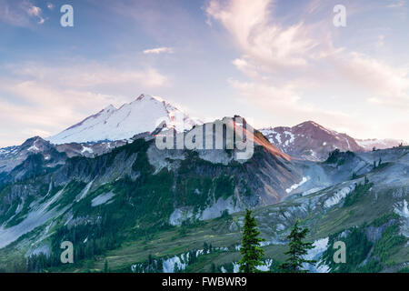 Mt. Baker vom Künstler Ridge in den nördlichen Kaskaden Bergen von Washington gesehen. Stockfoto