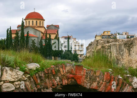 Kirche von Agia Triada (Heilige Dreifaltigkeit) und Reste des alten Friedhofs in der Kerameikos, Athen, Griechenland Stockfoto