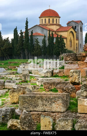 Kirche von Agia Triada (Heilige Dreifaltigkeit) und Reste des alten Friedhofs in der Kerameikos, Athen, Griechenland Stockfoto