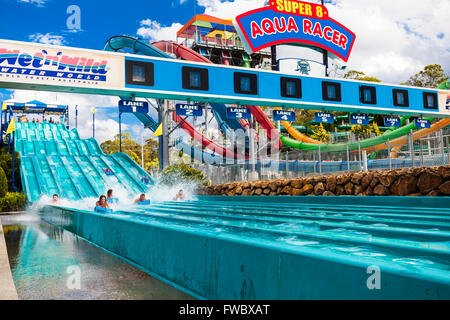 GOLD COAST, ÖST - 20. März 2016: Besucher, die auf Super 8 Aqua Racer in Wet'n Reiten "Wasserpark Wild Gold Coast. Stockfoto