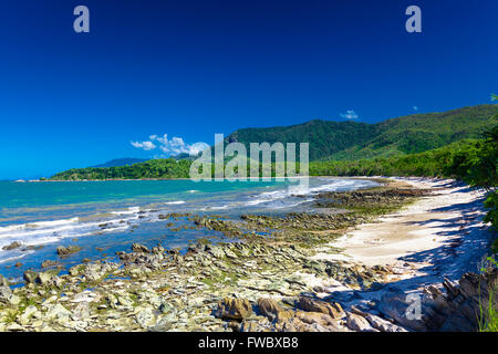 Ellis Beach mit Felsen in der Nähe von Palm Cove und Cairns, Australien Stockfoto