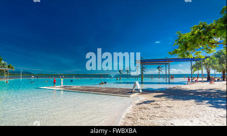 CAIRNS, AUSTRALIEN - 27. MÄRZ 2016. Tropischen Badelagune an der Esplanade in Cairns mit künstlich angelegten Strand, Queensland, Australien Stockfoto