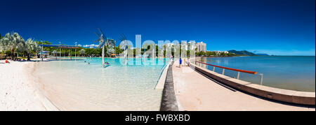 CAIRNS, AUSTRALIEN - 27. MÄRZ 2016. Die Esplanade in Cairns mit swimming-Lagune und dem Ozean, Queensland, Australien. Stockfoto