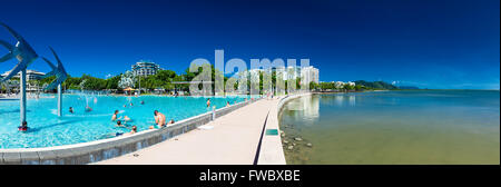 CAIRNS, AUSTRALIEN - 27. MÄRZ 2016. Die Esplanade in Cairns mit swimming-Lagune und dem Ozean, Queensland, Australien. Stockfoto