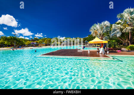 CAIRNS, AUSTRALIEN - 27. MÄRZ 2016. Tropischen Badelagune an der Esplanade in Cairns mit künstlich angelegten Strand, Queensland, Australien Stockfoto