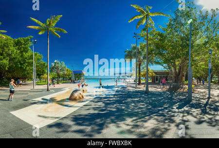 CAIRNS, AUSTRALIEN - 27. MÄRZ 2016. Tropischen Badelagune an der Esplanade in Cairns mit künstlich angelegten Strand, Queensland, Australien Stockfoto