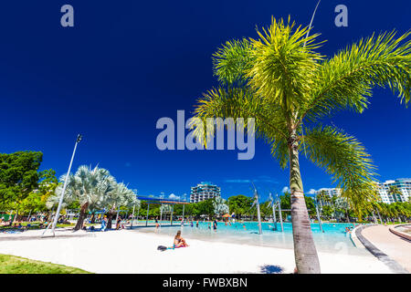 CAIRNS, AUSTRALIEN - 27. MÄRZ 2016. Tropischen Badelagune an der Esplanade in Cairns mit künstlich angelegten Strand, Queensland, Australien Stockfoto