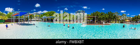 CAIRNS, AUSTRALIEN - 27. MÄRZ 2016. Tropischen Badelagune an der Esplanade in Cairns mit künstlich angelegten Strand, Queensland, Australien Stockfoto