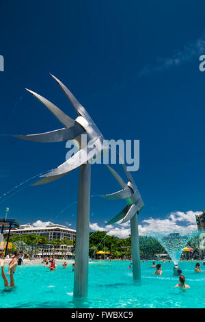 CAIRNS, Australien - 18. Oktober 2009 - Personen genießen Sie einen heißen Tag, Lagune in Cairns Esplanade. Der Cairns Esplanade hat ein öffentliches Schwimmbad Stockfoto