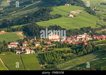 Kleine Stadt Barolo zwischen grünen Hügeln des Piemont, Norditalien. Stockfoto