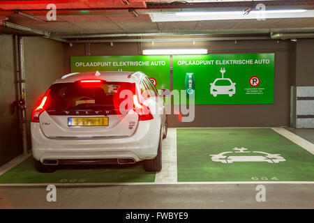 Ladestation für Elektroautos in ein öffentliches Parkhaus, Zoetermeer, Niederlande, Stockfoto