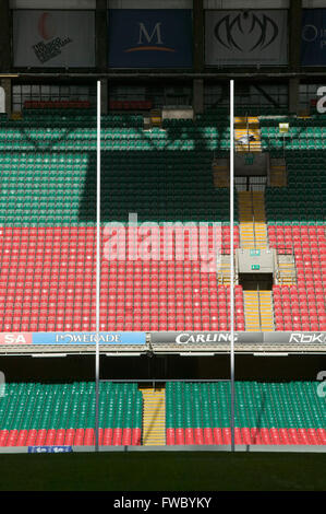 Sitzreihen aus Kunststoff in rot und grün Kreis eine Stadion "Pech das mit Rugby-Beiträge eingestellt ist. Stockfoto