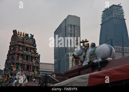 Der Kontrast zwischen alten hindu-Tempel und neue Wolkenkratzer Stockfoto