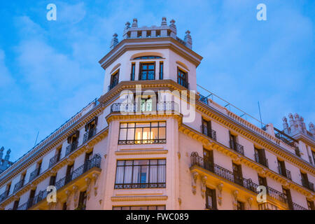 Fassade des Gebäudes, Nachtansicht. O' Donnell Straße, Madrid, Spanien. Stockfoto