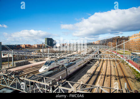 AVE-high-Speed-Züge Reisen in der Nähe von Puerta de Atocha-Bahnhof. Madrid, Spanien. Stockfoto