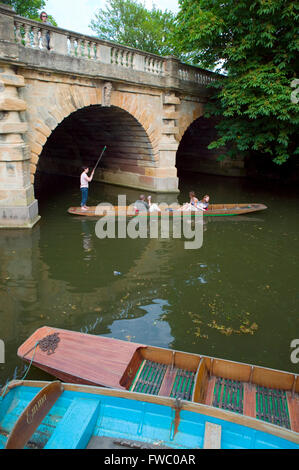 Stechkahn fahren am Fluss Cherwell in der Nähe von Magdalen Bridge in der Universitätsstadt Oxford, UK. Stockfoto