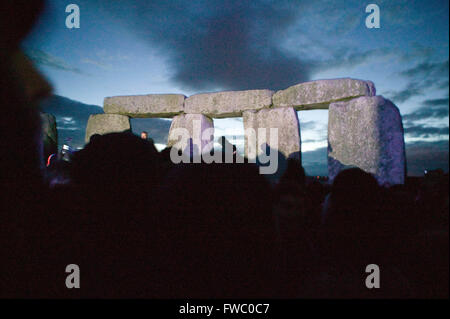 Eine große Menschenmenge von Feiernden und Schaulustige versammeln sich, um die Sommersonnenwende in Stonehenge, Wiltshire, England am 21. Juni Mittsommer-Tag und der längste Tag des Jahres zu erleben. Stockfoto