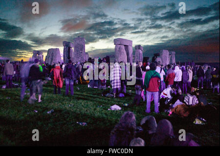 Eine große Menschenmenge von Feiernden und Schaulustige versammeln sich, um die Sommersonnenwende in Stonehenge, Wiltshire, England am 21. Juni Mittsommer-Tag und der längste Tag des Jahres zu erleben. Stockfoto