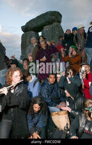 Eine große Menschenmenge von Feiernden und Schaulustige versammeln sich, um die Sommersonnenwende in Stonehenge, Wiltshire, England am 21. Juni Mittsommer-Tag und der längste Tag des Jahres zu erleben. Stockfoto