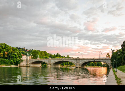 Turin (Torino), Brücke Umberto I und Fluss Po bei Sonnenuntergang Stockfoto