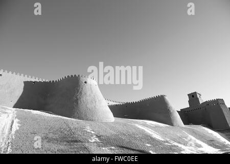 Die Ziegelwände stehen, um die alte Stadt Ichan Qala zu schützen.  Chiwa, Usbekistan. Stockfoto