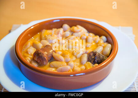 Fabada Asturiana servieren. Asturien, Spanien. Stockfoto