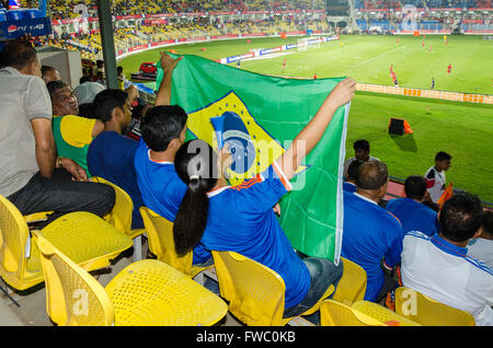 FC-Goa-Fans anzeigen Brasilien Flagge während der indischen Super League (ISL) Runde zwei Begegnung gegen Atlético de Kolkata in Goa. Stockfoto